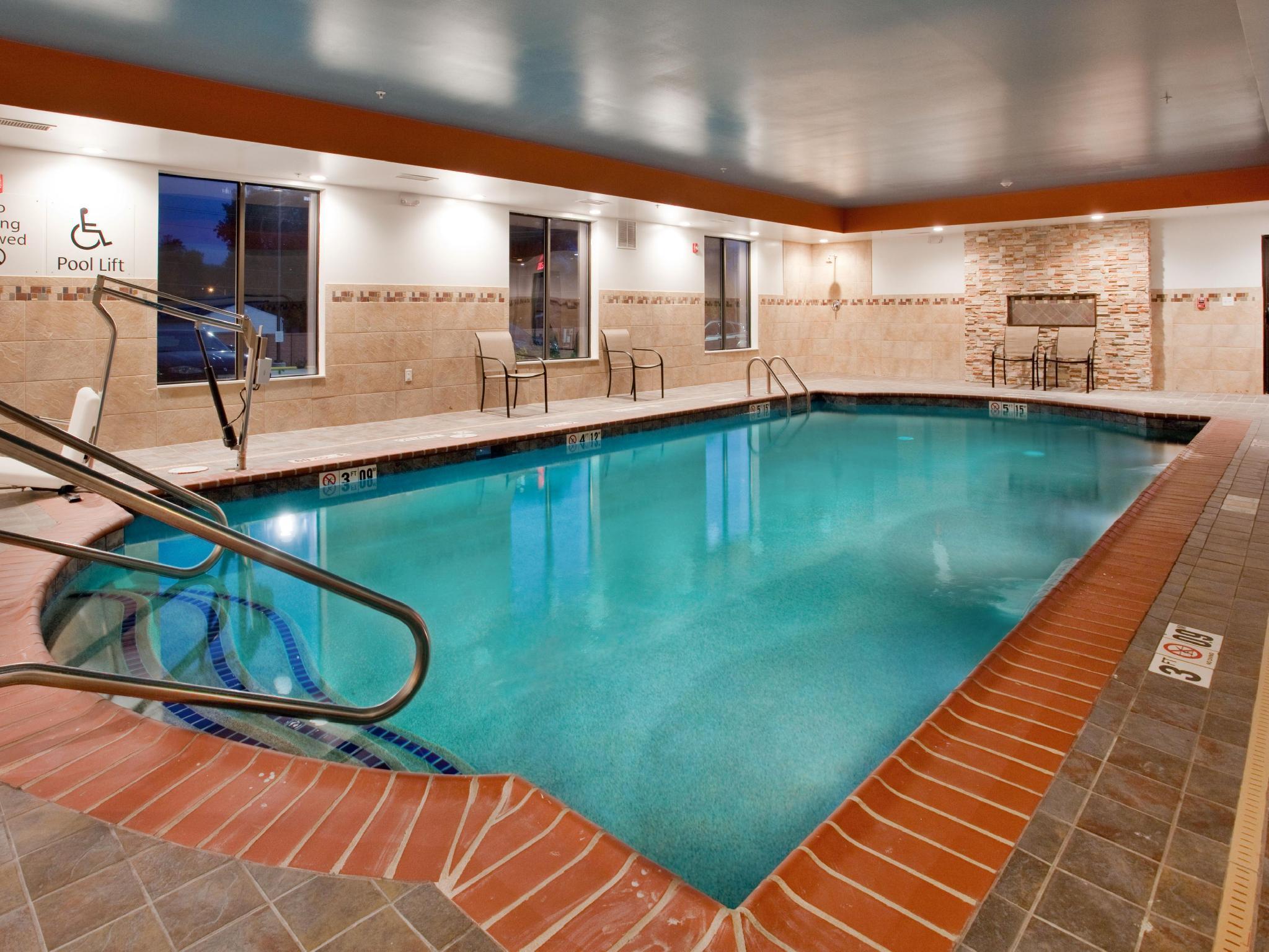 Holiday Inn Express & Suites St Louis Airport By Ihg Woodson Terrace Esterno foto