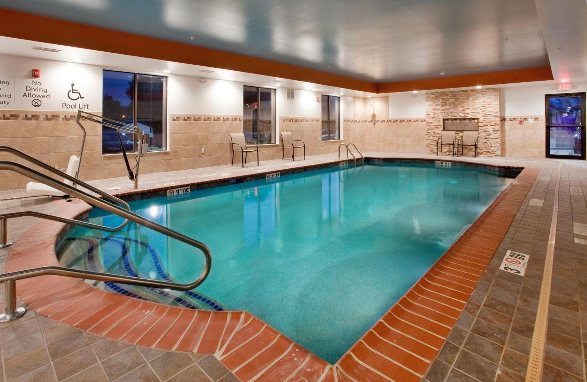 Holiday Inn Express & Suites St Louis Airport By Ihg Woodson Terrace Esterno foto